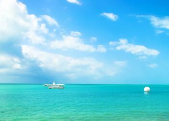 Eleita a melhor cidade do Brasil em 2025, o Caribe Brasileiro tem 40 km de praias com águas cristalinas e piscinas naturais na orla urbana