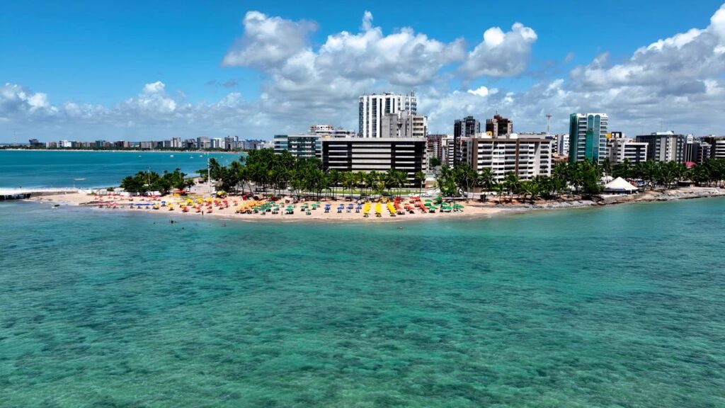 Eleita a melhor cidade do Brasil em 2025, o Caribe Brasileiro tem 40 km de praias com águas cristalinas e piscinas naturais na orla urbana