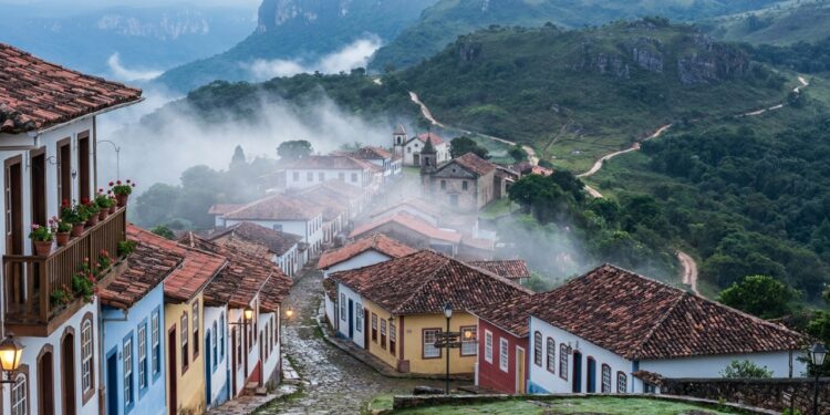 A vila mineira a 1.300 metros com cachoeiras escondidas que só ganhou energia elétrica nos anos 1970 e virou refúgio de quem foge do caos da cidade grande