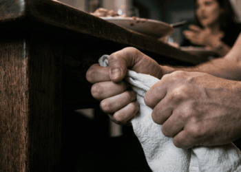 Muitas mães acham que os filhos adultos se afastaram por ingratidão, mas o que desgastou a relação foi transformar toda visita em cobrança sobre a casa e a rotina