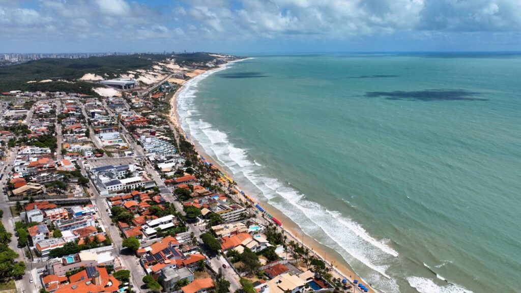 300 dias de sol por ano e 30 praias no litoral: a cidade do nordeste que cresceu 55% em turismo internacional no Brasil