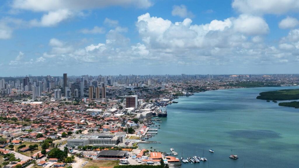 300 dias de sol por ano e 30 praias no litoral: a cidade do nordeste que cresceu 55% em turismo internacional no Brasil