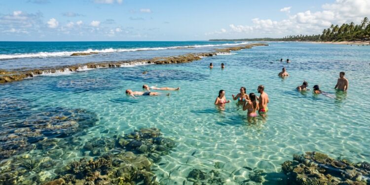 A vila alagoana com ruas de terra abriga piscinas naturais protegidas pela maior área marinha do Brasil e o único santuário de peixe-boi do país