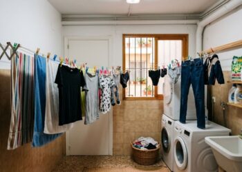 O que acontece com a roupa quando você deixa ela secando dentro de casa sem ventilação?