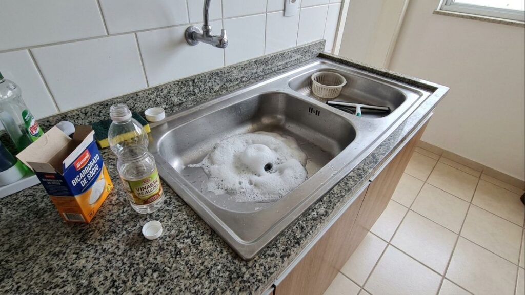 A maneira mais simples de acabar com as baratas do ralo é jogar essa combinação natural uma vez por semana