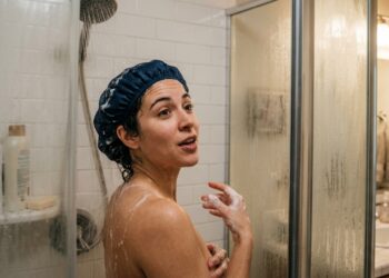 A psicologia sugere que criar diálogos mentais falsos com outras pessoas durante o banho é característico desse tipo de pessoa