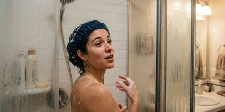 A psicologia sugere que criar diálogos mentais falsos com outras pessoas durante o banho é característico desse tipo de pessoa