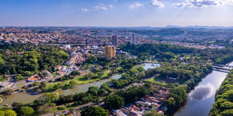 A cidade paulista que aparece em 4º lugar no ranking brasileiro com uma das 10 melhores faculdades de agricultura do mundo e uma rua famosa pelo peixe assado na brasa