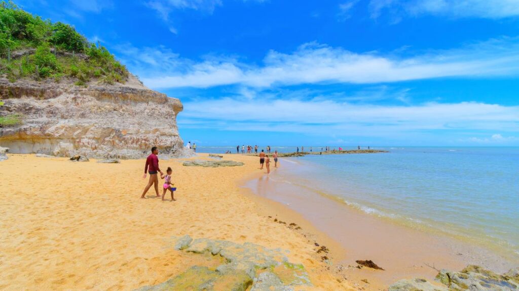 Esse paraíso intocado no sul da Bahia tem águas azul-turquesa tão transparentes que refletem o céu e conquistou o ranking da América do Sul