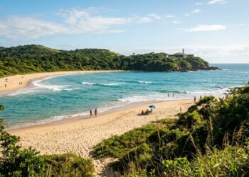 A vila de 500 moradores sem luz que virou referência mundial em tartarugas e abriga o único castelo medieval das Américas a 80 km de Salvador