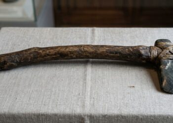 Machado de 4.800 anos é encontrado no fundo de um lago e surpreende arqueólogos