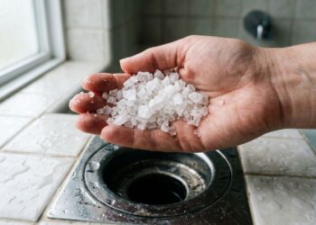 Jogar sal grosso no ralo do chuveiro à noite: Para que serve e por que é recomendado