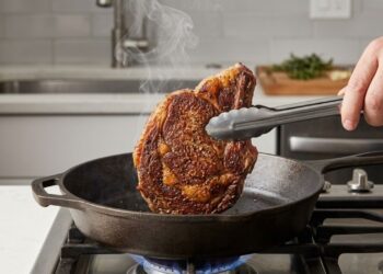 Salgar o bife antes ou depois de ir para a frigideira? Por que o momento exato em que você adiciona o sal é crucial para o resultado?