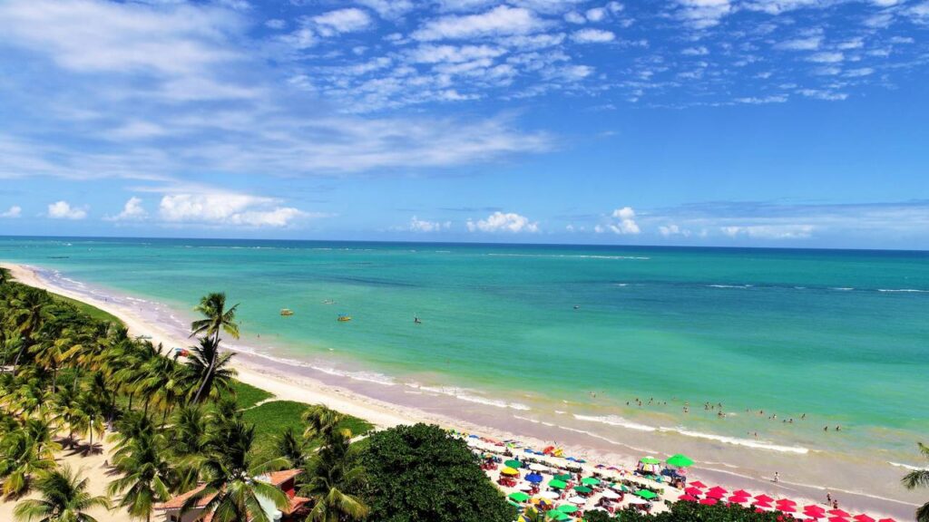 Essa vila de 8 mil habitantes com ruas de terra e piscinas naturais protegidas pela maior área marinha do Brasil
