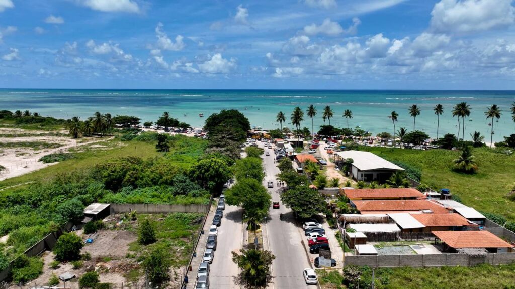 Essa vila de 8 mil habitantes com ruas de terra e piscinas naturais protegidas pela maior área marinha do Brasil
