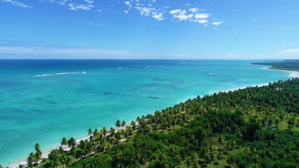 Essa vila de 8 mil habitantes com ruas de terra e piscinas naturais protegidas pela maior área marinha do Brasil