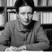 Simone de Beauvoir, filósofa francesa e feminista (1908–1986): “Não se nasce mulher, torna-se mulher.”
