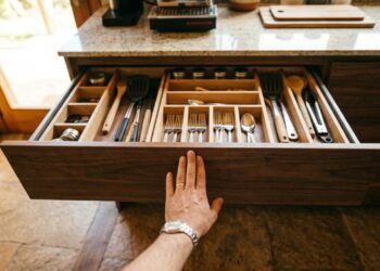 Adeus aos puxadores aparentes nos armários: a nova tendência lisa que vai dominar em 2026 e facilitar a limpeza