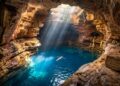 A antiga capital mundial do diamante onde o sol desenha feixes azuis dentro de grutas e guarda cachoeira de 340 metros