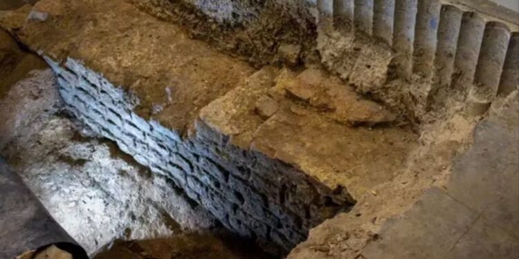 Um tesouro de 2 mil anos foi descoberto enterrado em um porão de escritório