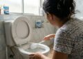 Colocar sal no vaso sanitário antes de dormir: para que serve e por que recomendam