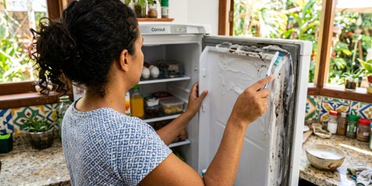 Como limpar a borracha da geladeira com manchas escuras: veja como deixá-la sem fungos e branca como nova