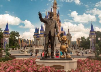 Walt Disney, criador da Disney: "Todos os nossos sonhos podem se tornar realidade, se tivermos a coragem de persegui-los."