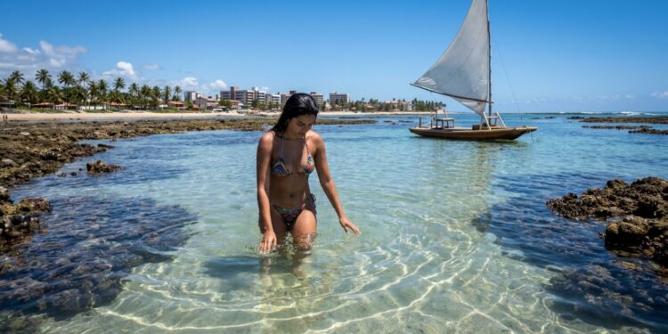 A capital nordestina com praias urbanas onde o mar é tão calmo que parece lagoa e as piscinas naturais ficam a poucos metros da areia