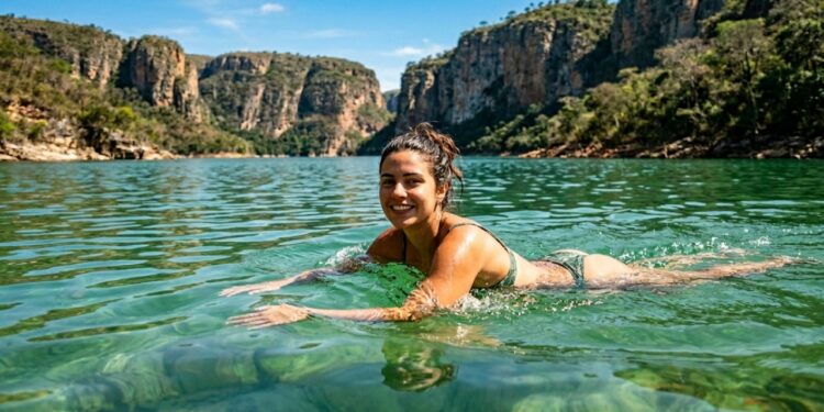 A cidade que vira praia em Minas Gerais: 1.440 km² de espelho d'água e cânions de 20 metros