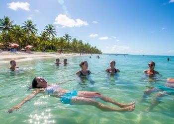 Praias de águas mornas o ano inteiro e sol em mais de 85% dos dias: a capital paraibana que superou Caribe e Maldivas em rankings de buscas turísticas