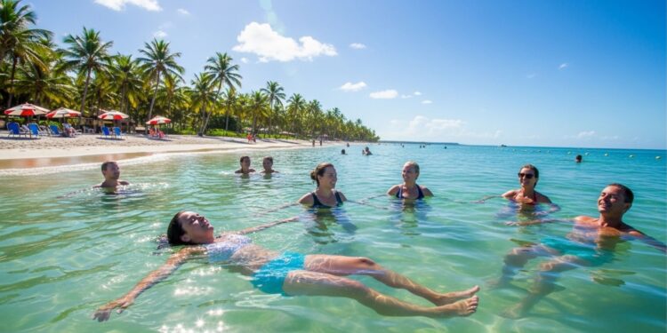 Praias de águas mornas o ano inteiro e sol em mais de 85% dos dias: a capital paraibana que superou Caribe e Maldivas em rankings de buscas turísticas