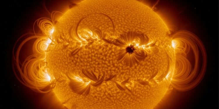 NASA identificou mancha escura no Sol com 4 vezes o tamanho da Terra e descobriu que o fenômeno pode resultar em erupção solar