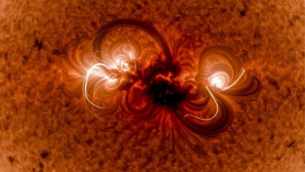 NASA identificou mancha escura no Sol com 4 vezes o tamanho da Terra e descobriu que o fenômeno pode resultar em erupção solar