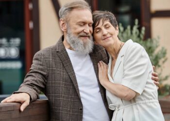 A psicologia diz que o amor depois dos 50 não é intensidade, é a paz de uma noite comum ao lado de quem fica