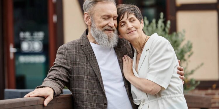 A psicologia diz que o amor depois dos 50 não é intensidade, é a paz de uma noite comum ao lado de quem fica