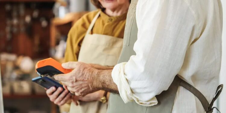 Ele se aposentou e agora trabalha em dois empregos de meio período. Mas está feliz