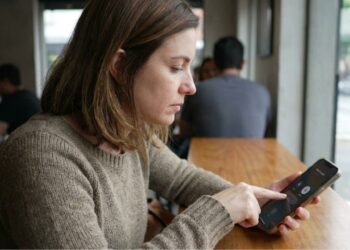 Segundo a psicologia, pessoas que mantêm o celular sempre no silencioso podem estar tentando reduzir estímulos constantes que geram ansiedade