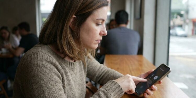 Segundo a psicologia, pessoas que mantêm o celular sempre no silencioso podem estar tentando reduzir estímulos constantes que geram ansiedade