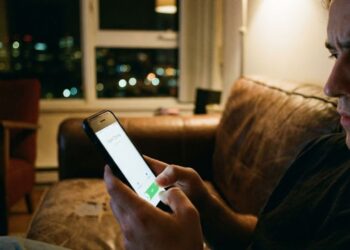 A psicologia sugere que quem prefere ligar não quer mais do seu tempo quer sentir que existe alguém real do outro lado