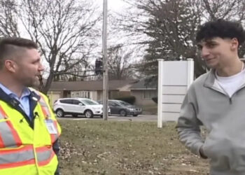 Após gastar com pneus, jovem decide tapar buracos e expõe problema ignorado