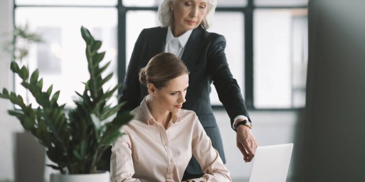 A psicologia diz que quem sente necessidade de agradar no trabalho pode estar buscando segurança profissional