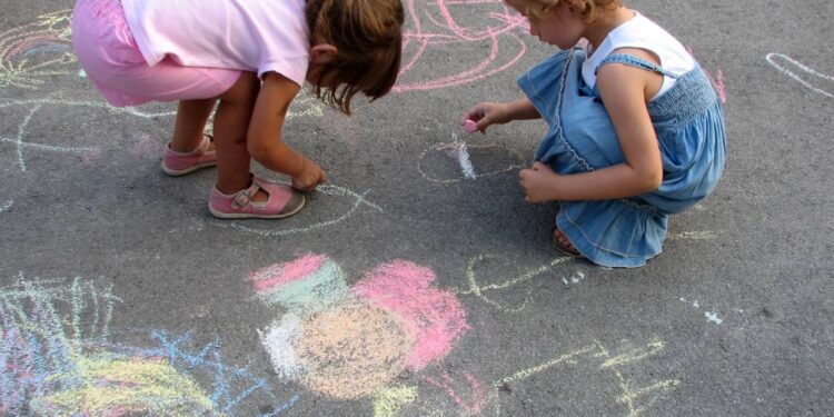 Um estudo revelou que crianças que brincam na rua desenvolvem uma habilidade essencial para a vida adulta