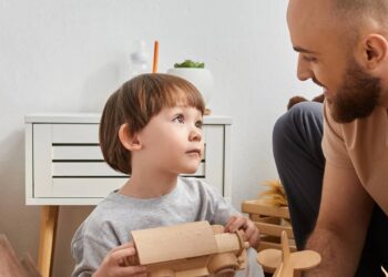 A psicologia sugere que o sinal mais silencioso de uma infância difícil não está no que a pessoa diz, mas na forma como ela reage à gentileza sem motivo