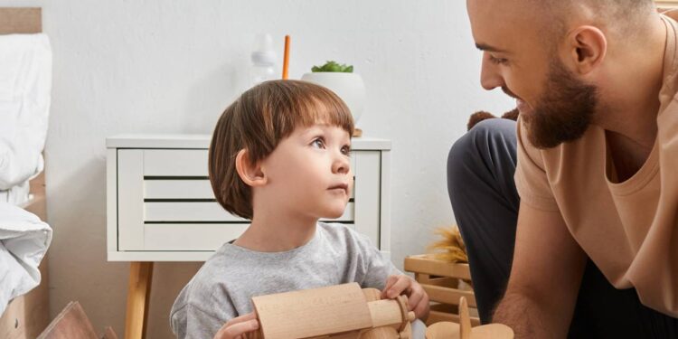 A psicologia sugere que o sinal mais silencioso de uma infância difícil não está no que a pessoa diz, mas na forma como ela reage à gentileza sem motivo