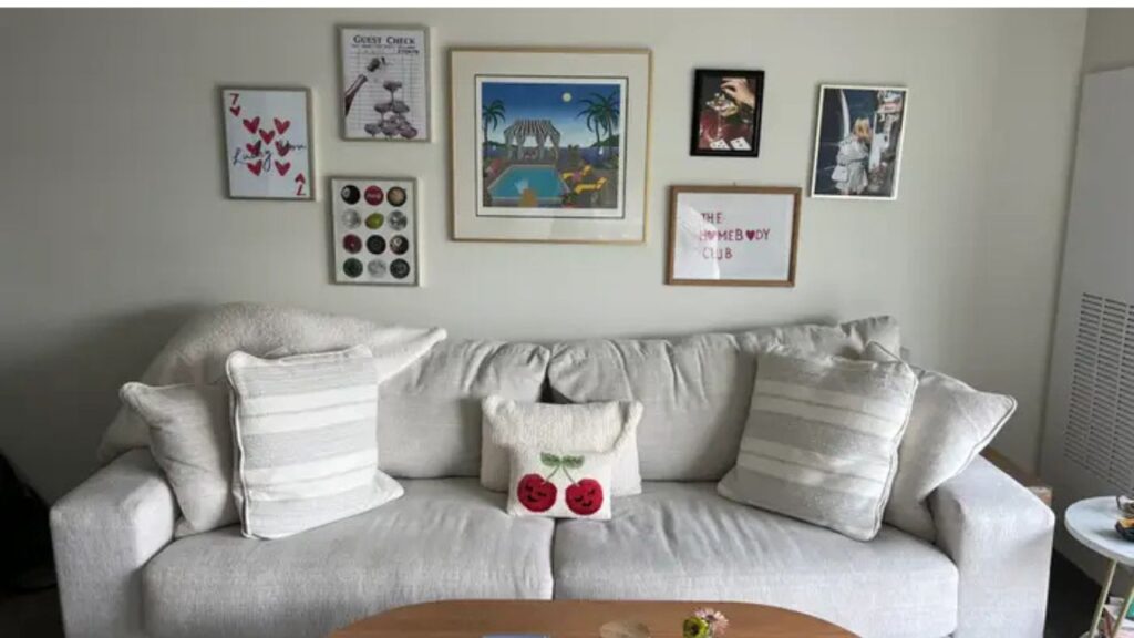 Ela terminou a faculdade e se mudou para uma nova cidade sozinha. Apesar de tudo, ela quer ir para ir para casa.