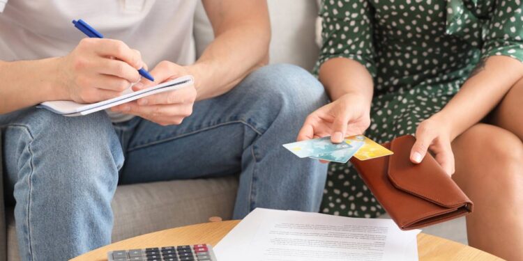 A psicologia diz que pessoas que evitam olhar extrato bancário podem estar lidando com ansiedade financeira silenciosa