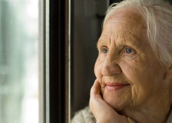 A psicologia explica que o maior sofrimento após os 60 não é envelhecer, mas perceber que o mundo parou de enxergar você