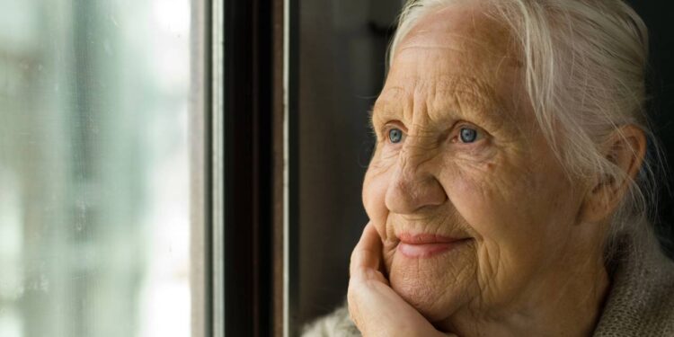 A psicologia explica que o maior sofrimento após os 60 não é envelhecer, mas perceber que o mundo parou de enxergar você