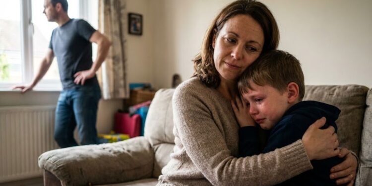 A tentativa de proteger demais os filhos pode estar criando adultos emocionalmente frágeis sem que os pais percebam