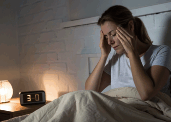 Você acorda às 3h da manhã sem motivo? Entenda o que o seu corpo está tentando dizer